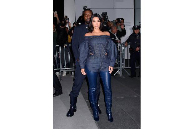 …war die Trennung lediglich der logische Schlussstrich, den Kim Kardashian unter einer ganzen Reihe zum Teil sehr öffentlicher Ausbrüche ihres Mannes zog. Es ist bekannt, dass Kanye an psychischen Pro ...