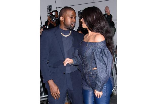 …jedoch bei, sprach anschließend offen über seine Probleme. Doch im Februar 2021 war auch ihre Geduld aufgebraucht und sie reichte die Scheidung ein. Damit fiel Kanye schon vor ihrer Ehe durch seltsam ...