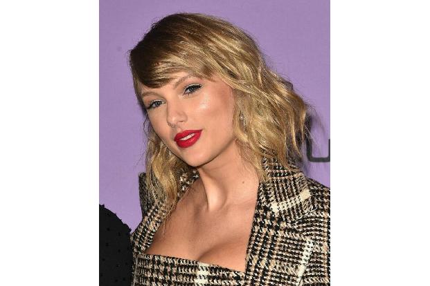 …nachdem er entgegen seiner Erwartungen nicht für das beste Video ausgezeichnet wurde. Dort schimpfte und tobte er. Drei Jahre später riss er bei der Verleihung der MTV Video Music Awards den Preis au ...