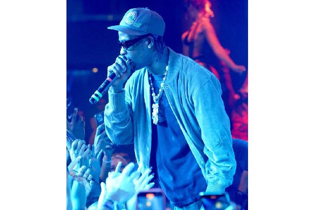 …um einem Fan zu helfen. Er wertete das als Seitenhieb an seinen Kumpel Travis Scott, der bei einer Massenpanik im November weitergespielt hatte — 10 Zuschauer kamen ums Leben. Kanyes Forderung: Billi ...