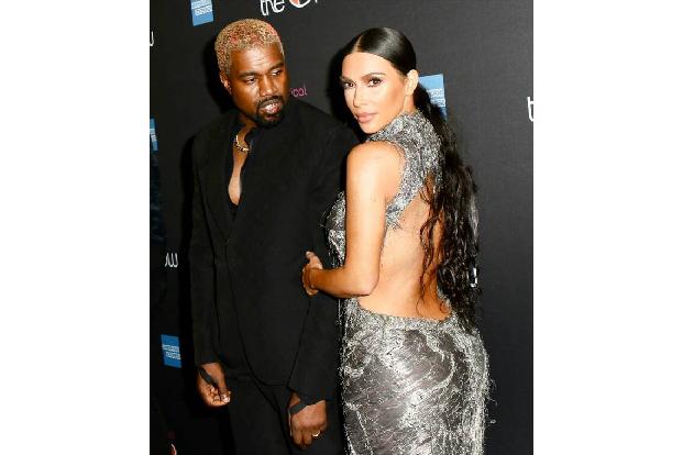 Seine Angriffe gegen Pete Davidson blieben übrigens nicht ohne Folgen: Mittlerweile hat sich Kim Kardashian bei ihrem Noch-Mann gemeldet und an seine Vernunft appelliert.