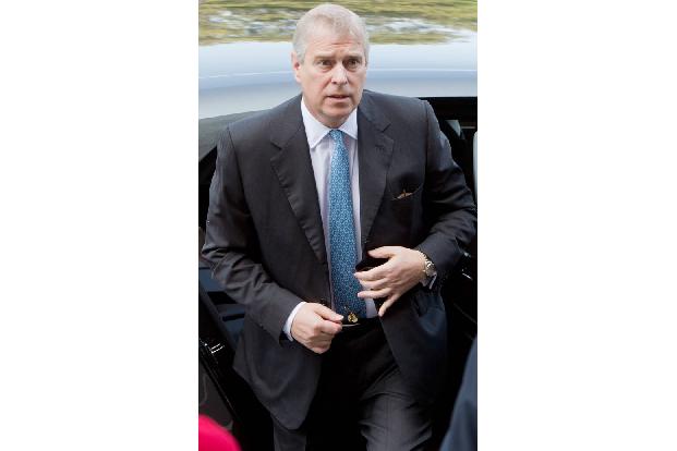 Die Vorwürfe sexuellen Missbrauchs gegen Prinz Andrew wollten einfach nicht verstummen. Obwohl der Royal — wenig glaubwürdig und mit oft absurden Erklärungen — stets seine Unschuld beteuerte, einigte ...