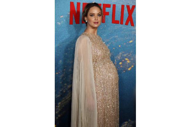 Jennifer Lawrence ist sich nicht so ganz sicher, warum sie ihr Jagd-Outfit von 'Die Tribute von Panem' mitgenommen hat. Die Lederjacke und die Stiefel fangen jetzt bei ihr zuhause Staub.