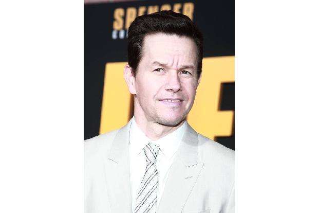 Es wäre vermutlich nicht jedermanns erste Wahl eines Andenkens, aber Mark Wahlberg schnappt sie seine Penis-Prothese aus 'Boogie Nights'. 