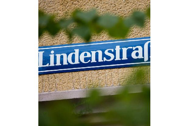 Im Laufe der Jahre gab es viele — auch tragische — Todesfälle im TV-Dauerbrenner 'Lindenstraße'. Kaum einer sorgte jedoch für mehr Gesprächsstoff als der Tod von Pfarrer Matthias Steinbrück, gespielt ...