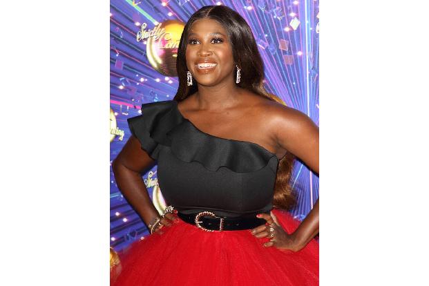 …die Einzige, die sich um Familie sorgt. Tänzerin Motsi Mabuse ist mit ihrem ukrainischen Kollegen Evgenij Voznyuk verheiratet, sorgt sich um ihre Schwiegereltern. 