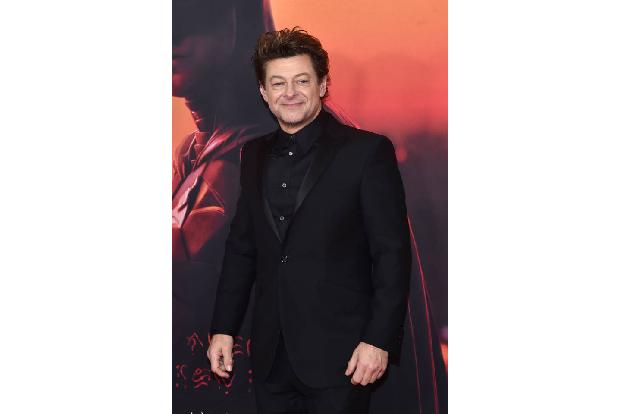 ...während Verwandlungskünstler Andy Serkis als Bruce Waynes treuer Butler Alfred Pennyworth zu sehen ist.