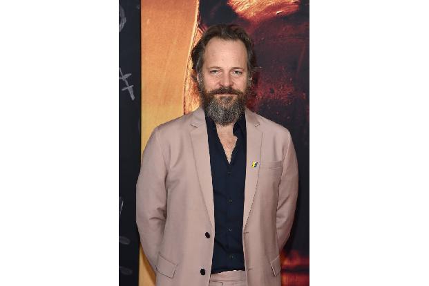 Peter Sarsgaard ist in der Rolle des zwielichtigen Richters Gil Coulson zu sehen. Erst kürzlich klagte der Schauspieler in einem Interview darüber, dass es zu viele Superhelden-Filme gibt - nein sagen zum Rollenangebt konnte er aber wohl doch nicht.
