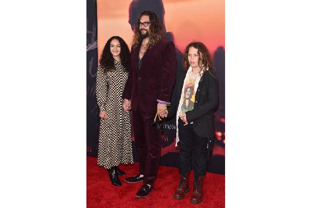 Jason Momoa und seine Kids Lola und Nakoa-Wolf schauten auf dem roten Teppich vorbei - wohl als moralischer Beistand für Zoë Kravitz. Die ist schließlich Jasons Stieftochter und wurde erst kürzlich geschieden.