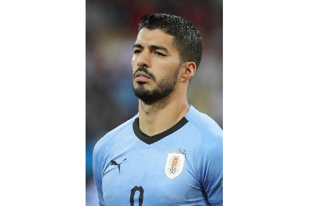…mit Biss. Das Internet ist voll von Memes, die Fußballer Luis Suárez als Vampir zeigen, der gern mal an seinen Gegnern knabbert. Gleich drei Mal im Laufe seiner Karriere bei Clubs wie Ajax Amsterdam ...