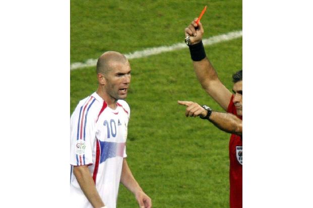 Hier sehen wir die wohl berühmteste rote Karte aller Zeiten. Ihr Empfänger ist Frankreichs Kapitän Zinedine Zidane, der im WM-Finale 2006 in Berlin kurz zuvor seinen Gegenspieler, den Italiener Marco ...