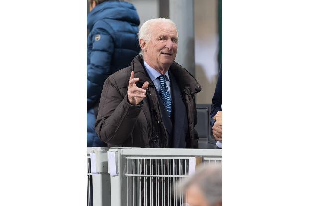 Doch nicht nur aktive Sportler sehen manchmal (buchstäblich) rot, auch auf der Trainerbank brennen schon mal die Sicherungen durch — so wie bei Giovanni Trapattoni. Der damalige Bayern-Trainer hatte n ...