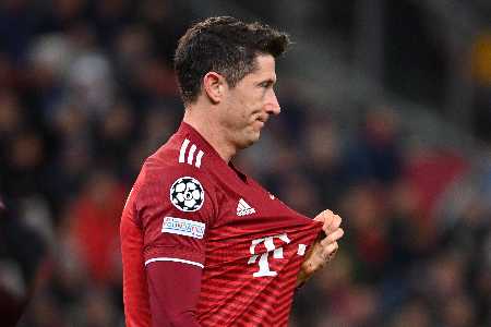 Der FC Bayern befindet sich in Vertragsgesprächen mit seinem Hauptsponsor Telekom und will seine Einnahmen künftig deutlich steigern. Im Gesamtranking der Einnahmen in der Bundesliga wird der Rekordmeister allerdings klar vom Spitzenreiter auf Distanz gehalten. Die 'Sport Bild' hat die Einnahmen (teilweise geschätzt) veröffentlicht: Der FC Bayern befindet sich in Vertragsgesprächen mit seinem Hauptsponsor Telekom und will seine Einnahmen künftig deutlich steigern. Im Gesamtranking der Einnahmen in der Bundesliga wird der Rekordmeister allerdings klar vom Spitzenreiter auf Distanz gehalten. Die 'Sport Bild' hat die Einnahmen (teilweise geschätzt) veröffentlicht: