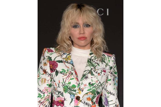 …sind in bizarre Gerichtsfälle verwickelt worden, an denen sie oft selbst schuld sind. So wurde Miley Cyrus 2009 fotografiert, wie sie Schlitzaugen machte — respektlos und rassistisch, auch wenn die S ...