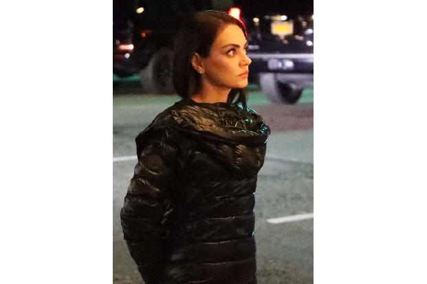 Schauspielerin Mila Kunis fand sich vor Gericht wieder, nachdem ihr die weitgehend unbekannte Sängerin Kristina Karo vorwarf, ihr Lieblingshuhn gestohlen zu haben. Das Trauma habe sie davon abgehalten ...