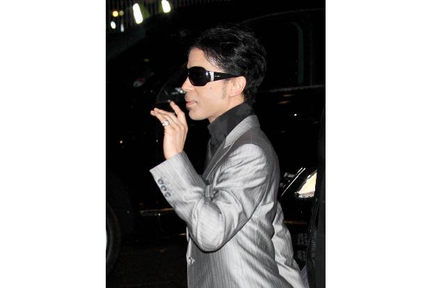 Prince legte sich zu Lebzeiten gern mit denjenigen an, die ihm eigentlich zu Füßen lagen. Der Grund: Der Musiker war stets bemüht, sein Image streng zu kontrollieren. Dass er gegen nicht authorisierte ...