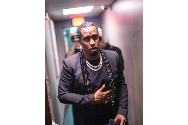 Vaterschaftsklagen gegen Promis sind keine Seltenheit, doch dass eine Frau eine Billion Dollar verlangt, ist dann doch ungewöhnlich. Sie glaubt, dass P. Diddy der Vater ihres Sohnes Cornelius ist. Dem ...