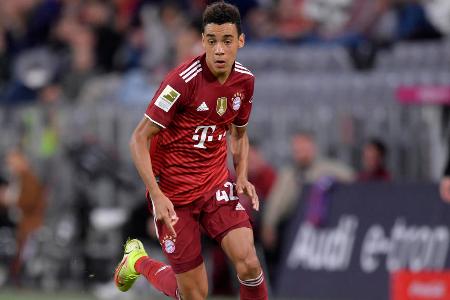 Meilenstein für Jamal Musiala: Der 19-Jährige lieferte sein 50. Bundesliga-Spiel ab. Blieb als Nebenmann von Kimmich im zentralen Mittelfeld erst ziemlich unter seinen Möglichkeiten, im zweiten Durchgang drehte er dann etwas auf. Belohnte sich aber nicht mit einem Treffer (69.).