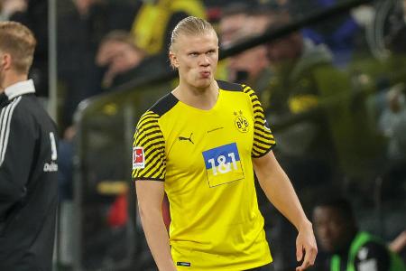Bis auf einen Konter, den er stark einleitete, dann aber auch selbst wieder zunichte machte, war es ein merkwürdiger Auftritt des Shootingstars. Strahlte keine Einsatzbereitschaft im Gegenpressing aus und kassierte dafür prompt lautstarke Kritik von Rose. Ihm merkte man die lange Verletzungspause an.