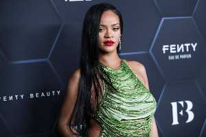Rihanna präsentiert Babykugel im freizügigen Leder-Look
