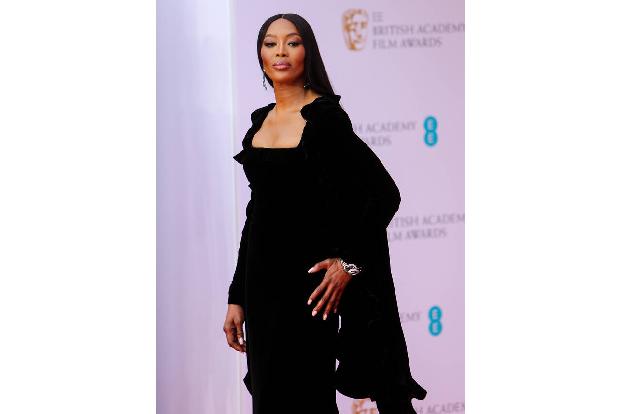 Richtig ausgefallene Outfits fehlten in diesem Jahr auf dem roten Teppich - aus Respekt vor den Menschen in der Ukraine. Wie viele andere hatte sich auch Supermodel Naomi Campbell daher für Schwarz entschieden.