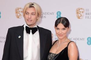 Millie Bobby Brown feiert Red-Carpet-Debüt mit Jake Bongiovi