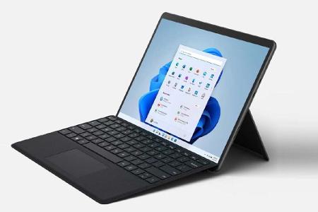 Zum Start von Windows 11 kommt das neue Surface Pro 8: Es bietet unter anderem einen größeren Bildschirm mit 13 Zoll Diagonale und Thunderbolt 4.