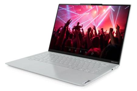 Das Yoga Slim 7 Carbon ist knapp 15 Millimeter dünn und wiegt 1,1 Kilogramm. Wie viele neue Windows-11-Notebooks bietet sein Display eine höhere Wiederholrate als die bisher üblichen 60 Hz.