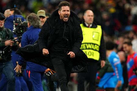 Seit mittlerweile mehr als zehn Jahren coacht Diego Simeone inzwischen die Colchoneros und ist DAS Gesicht des Klubs. Der Vertrag des heißblütigen Argentiniers läuft noch bis 2024. Atlético hat also keinen Bedarf auf der Trainerposition, auch nicht für Thomas Tuchel.