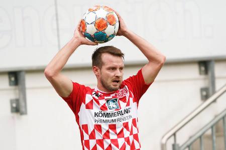 Rückte für den angeschlagenen Tauer in die Mannschaft. Tat sich in der hitzigen Schlussphase schwer, Struktur in sein Spiel zu bringen.
