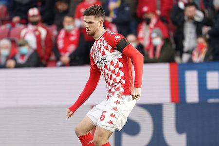 Hielt ähnlich wie Stöger im Mittelfeld voll dagegen und ließ mit starker Zweikampfquote kaum etwas anbrennen. Ließ vereinzelt auch seine spielerische Qualitäten aufblitzen, wenn er das Mittelfeld schnell überwand. Blieb am Ball dennoch unter seinen Möglichkeiten.
