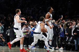 Dreier mit der Schlusssirene: Dallas schlägt Brooklyn