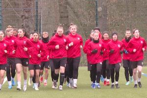 1. FC Köln trainiert mit geflüchteten Fußballerinnen