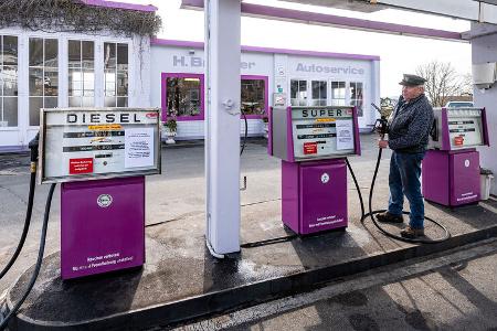 Brunner Tankstelle mit Halbliterpreisen