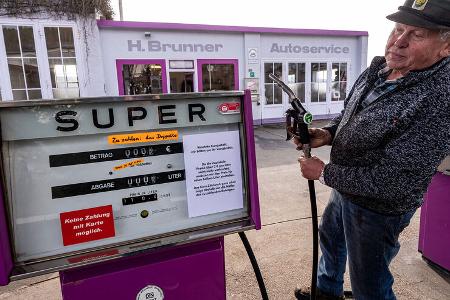 Brunner Tankstelle mit Halbliterpreisen
