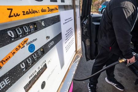 Brunner Tankstelle mit Halbliterpreisen