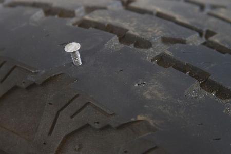 Beschädigte Reifen lassen sich in manchen Fällen reparieren.