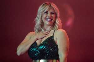 Beatrice Egli überrascht Fans in Netzstrümpfen