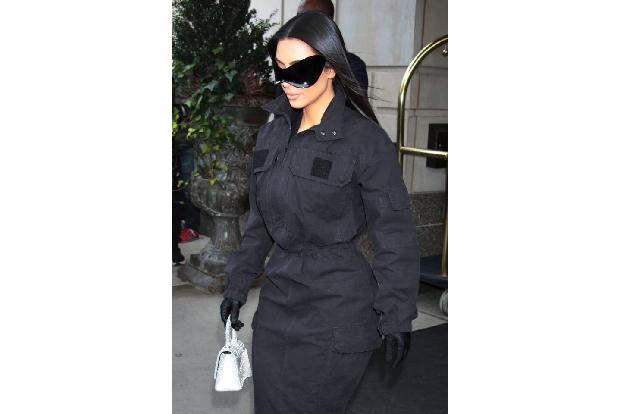 …Kim Kardashian, die gerade frisch vom Vater ihrer vier Kinder, dem Rapper Kanye West, geschieden wurde. Einfach dürfte es nicht sein, mit einer der berühmtesten Frauen der Welt auszugehen, zumal der ...