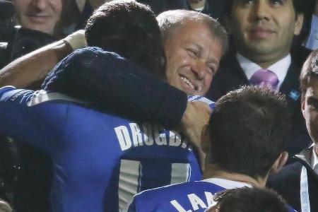 Im Jahr 2003 kaufte Roman Abramovich den FC Chelsea und prägte eine fast 20 Jahre lange Ära, in der unter anderem fünf Meisterschaften (2005, 2006, 2010, 2015 und 2017) und zwei Champions-League-Titel (2012, 2021) eingefahren wurden. Zahlreiche Top-Stars lockte der Oligarch zum Premier-League-Klub, den er nun aufgrund seiner Verbindungen zum russischen Machthaber Wladimir Putin verkaufen muss. Das sind die 15 Rekordtransfers während Abramovichs Ägide, mit dabei sind zwei Deutsche: Im Jahr 2003 kaufte Roman Abramovich den FC Chelsea und prägte eine fast 20 Jahre lange Ära, in der unter anderem fünf Meisterschaften (2005, 2006, 2010, 2015 und 2017) und zwei Champions-League-Titel (2012, 2021) eingefahren wurden. Zahlreiche Top-Stars lockte der Oligarch zum Premier-League-Klub, den er nun aufgrund seiner Verbindungen zum russischen Machthaber Wladimir Putin verkaufen muss. Das sind die 15 Rekordtransfers während Abramovichs Ägide, mit dabei sind zwei Deutsche: