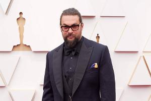 Schleifen und Stille bei Oscars: Stars solidarisieren sich mit Ukraine