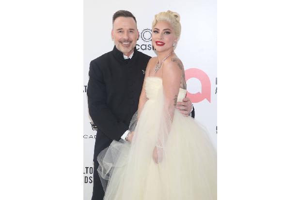 Statt Elton John begrüßte in diesem Jahr Lady Gaga die Gäste der AIDS-Gala an der Seite von Eltons Mann David Furnish.