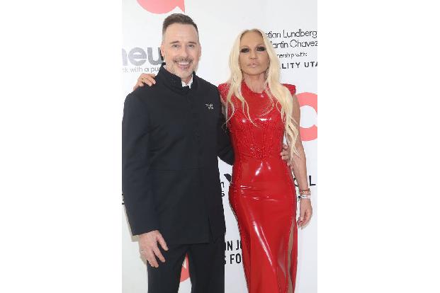 David Furnish begrüßte Donatella Versace.