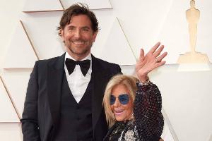Bradley Cooper kommt mit seiner Mutter zu den Oscars