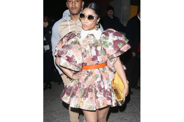 Nicki Minaj spekulierte zunächst auf Social Media, dass Chris Rock vielleicht nicht von Jada Pinkett Smiths Haarausfall wusste, als er seinen Witz machte, hielt das allerdings für unwahrscheinlich. 