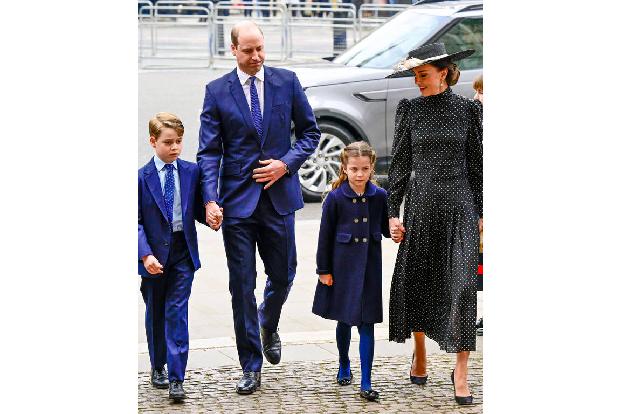 Als Prinz Philip am 9. April 2021 99-jährig verstarb tobte Corona und die Beisetzung fand im engsten Familienkreis statt. Ein Jahr später versammelten sich am Dienstag (29. März) Royals aus ganz Europ ... Als Prinz Philip am 9. April 2021 99-jährig verstarb tobte Corona und die Beisetzung fand im engsten Familienkreis statt. Ein Jahr später versammelten sich am Dienstag (29. März) Royals aus ganz Europ ...
