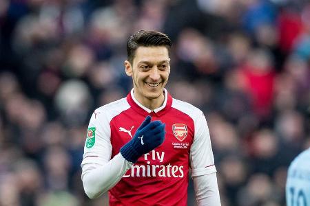 Am 1. Februar 2018 gibt der FC Arsenal die Vertragsverlängerung mit Mesut Özil bekannt. Der Offensivspieler soll bis Sommer 2021 in der englischen Hauptstadt spielen und wird mit einen Jahresgehalt von über 20 Millionen Euro Top-Verdiener der gesamten Klub-Historie. Doch anscheinend bekommt der Deal dem ehemaligen Real-Star nicht besonders gut ...