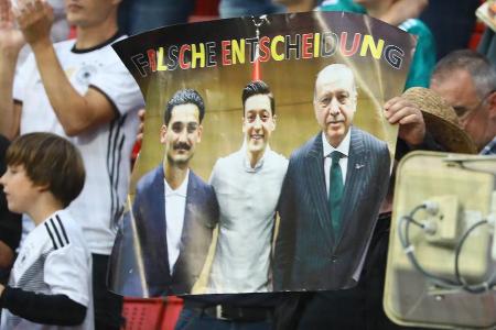 ... Vor dem WM in Russland besucht Özil gemeinsam mit Nationalelf-Kollege Ilkay Gündogan den türkischen Staatspräsidenten Erdogan. Es hagelt öffentliche Kritik - und Özil entschuldigt sich anders als Gündogan nicht für die Aktion. Dann folgt ein schwerer sportlicher Rückschlag ...