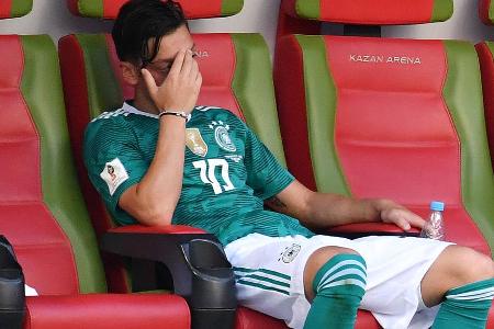 ... Bei der WM geht Özil mit der deutschen Nationalmannschaft baden. Schon nach der Vorrunde ist Schluss. Die Debatte um das Erdogan-Treffen setzt sich in der Folge fort.