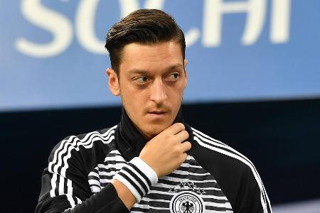 Nach monatelangem Schweigen meldet sich Özil Ende Juli 2018 mit einem verbalen Rundumschlag über Twitter zu Wort. Er erklärt, nicht mehr für die Nationalmannschaft spielen zu wollen und erhebt schwere Verwürfe gegen den DFB und dessen damaligen Präsidenten Reinhard Grindel.